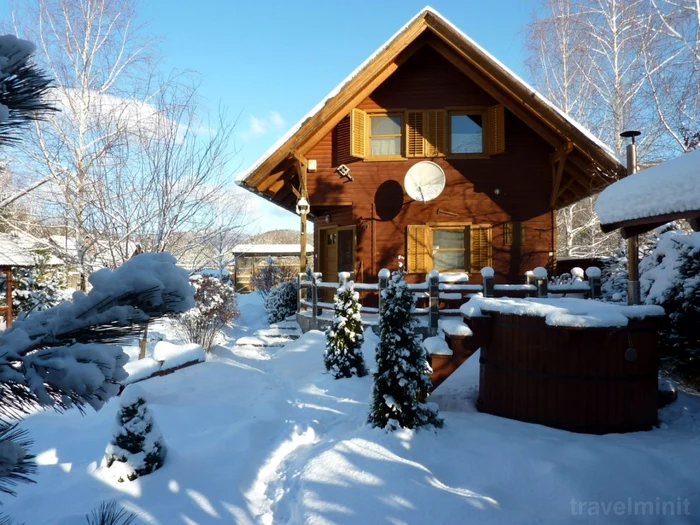 cabana cu ciubar iarna Foto Travelminit