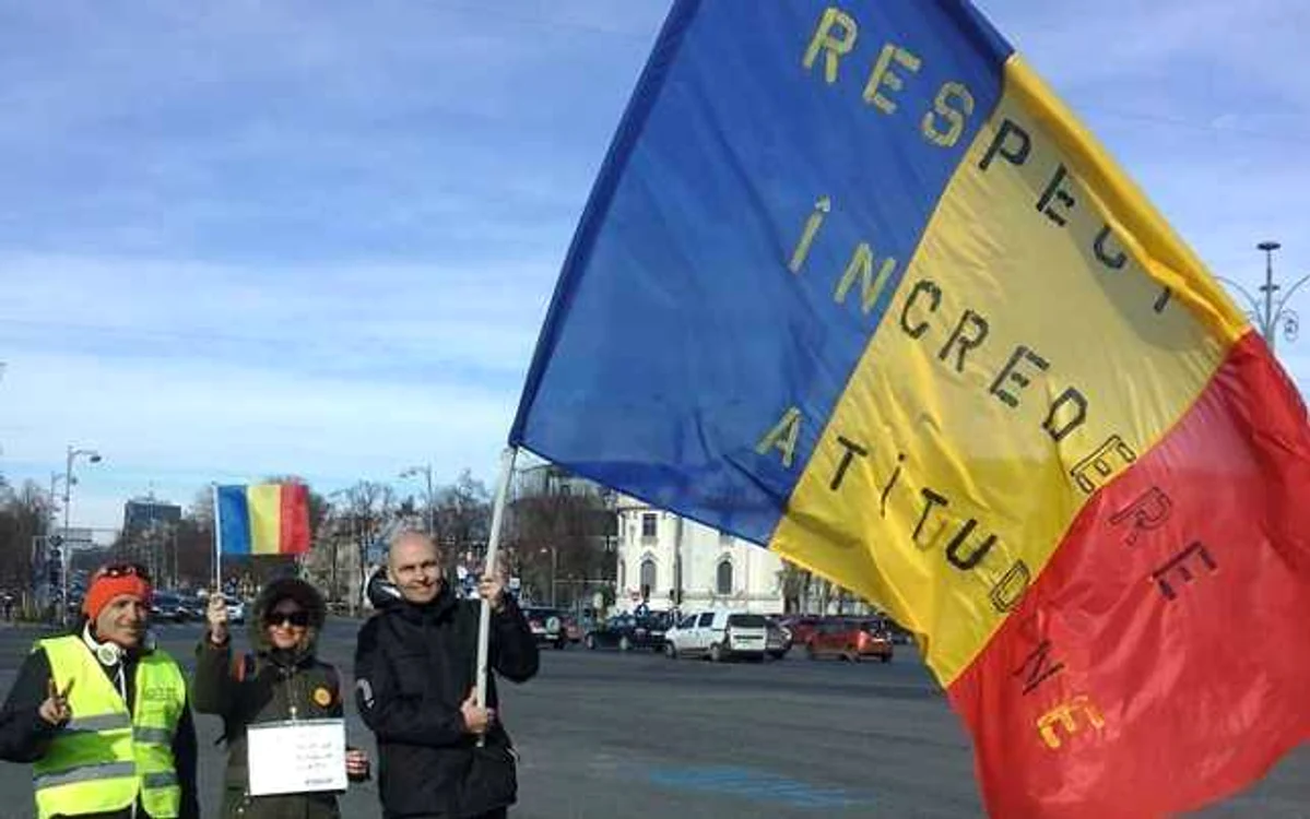 Zi de zi şi seară de seară, Cristian-Mihai Dide (dreapta) ţine steagul sus pentru România