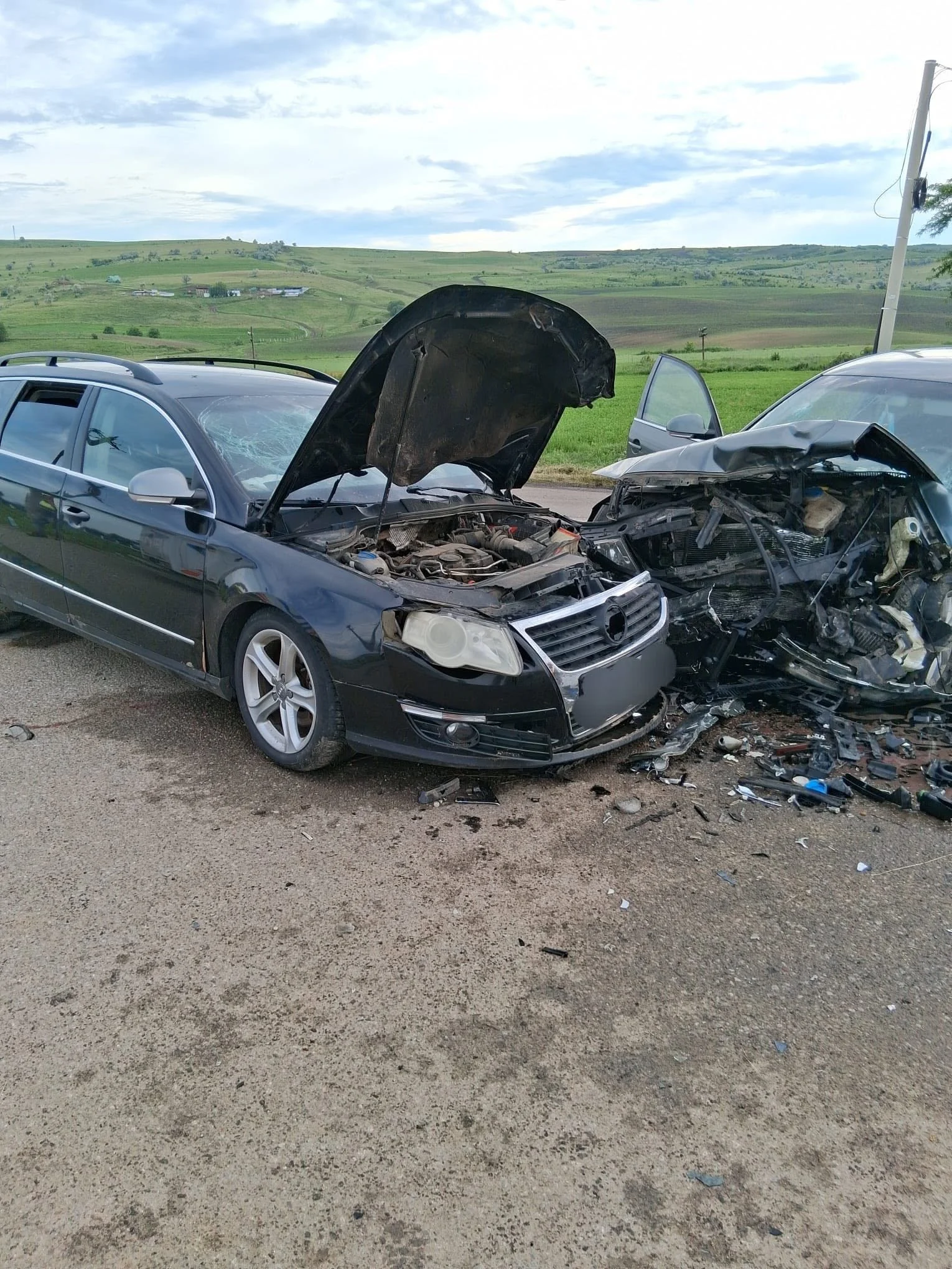 Coliziune spectaculoasă pe un drum național din Vaslui. Șase persoane au fost rănite, dintre care una a rămas blocată în autoturism