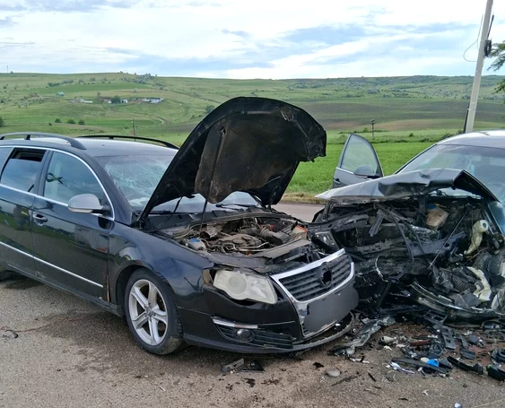 Două autoturisme s-au ciocnit. FOTO: ISU Vaslui
