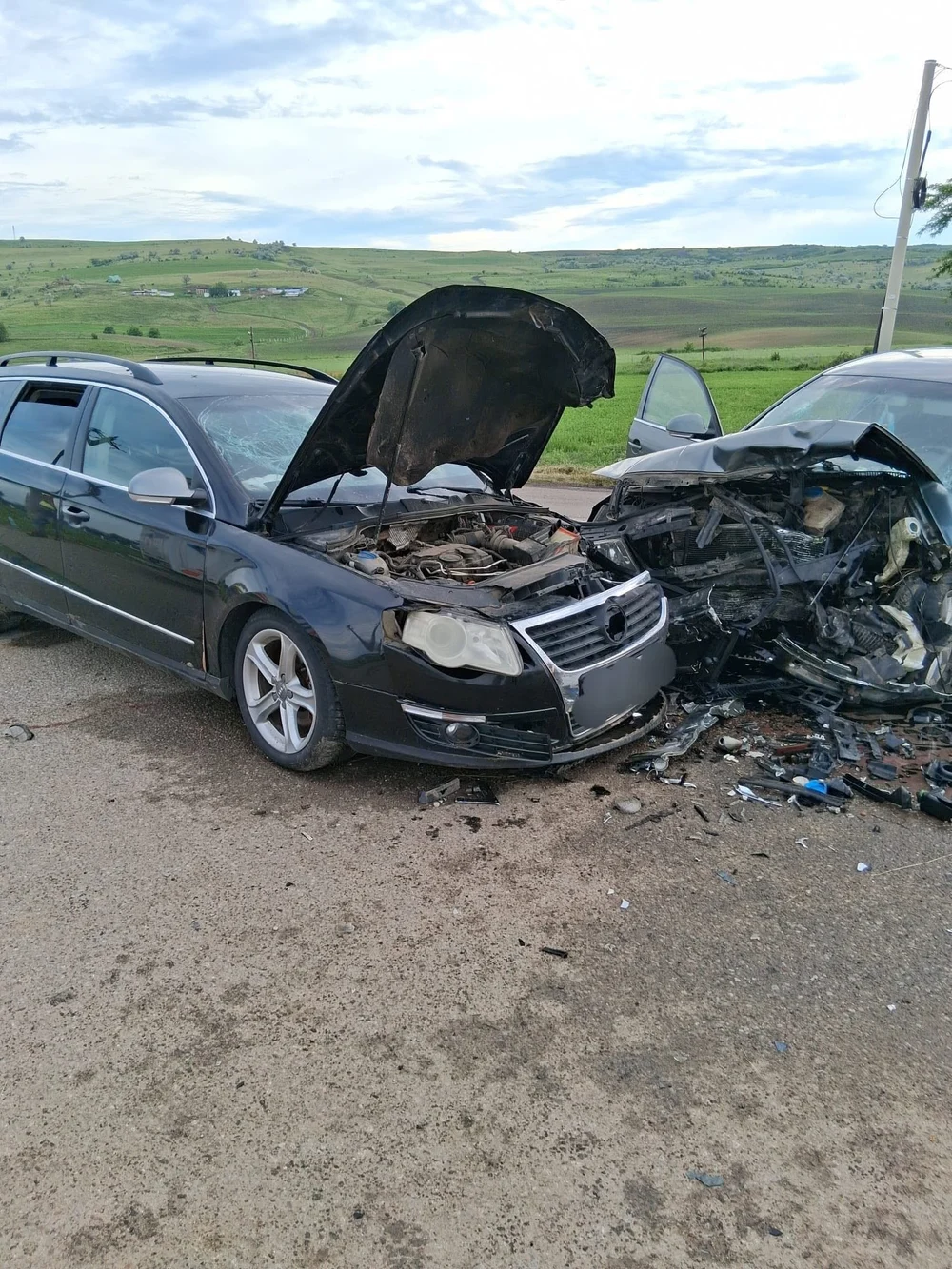 Coliziune spectaculoasă pe un drum național din Vaslui. Șase persoane au fost rănite, dintre care una a rămas blocată în autoturism