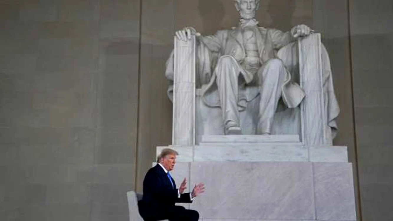 Donald Trump la piciorele lui Abraham Lincoln