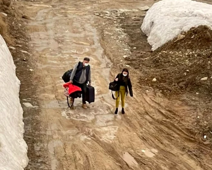 Drumurile sunt impracticabile din cauza noroiului FOTO: Constantin Pănescu