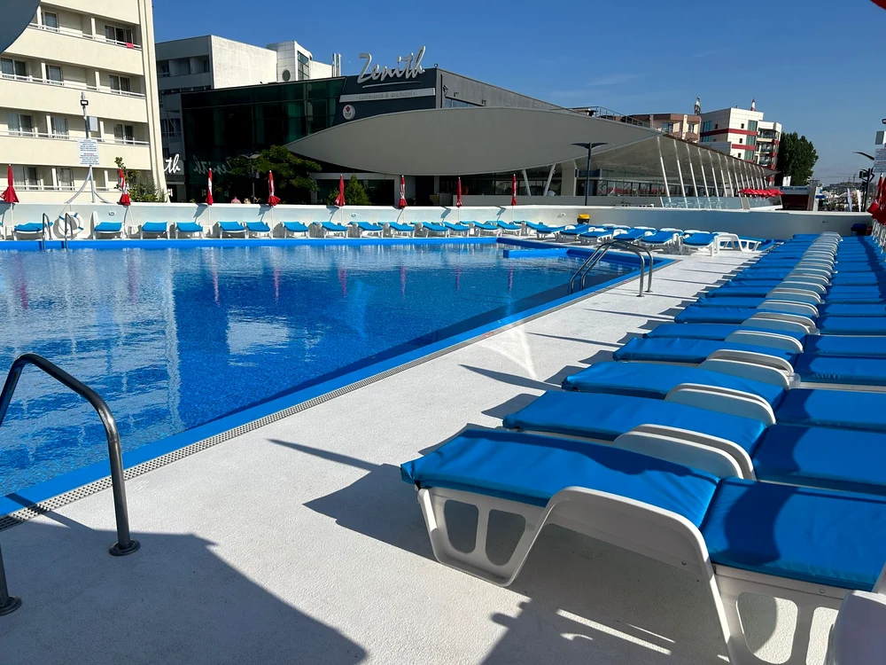 Hotelul Zenith are o piscină mare și un centru SPA cu tot ce-ți dorești