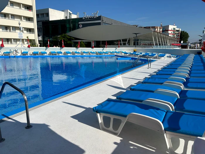 Hotelul Zenith are o piscină mare și un centru SPA cu tot ce-ți dorești