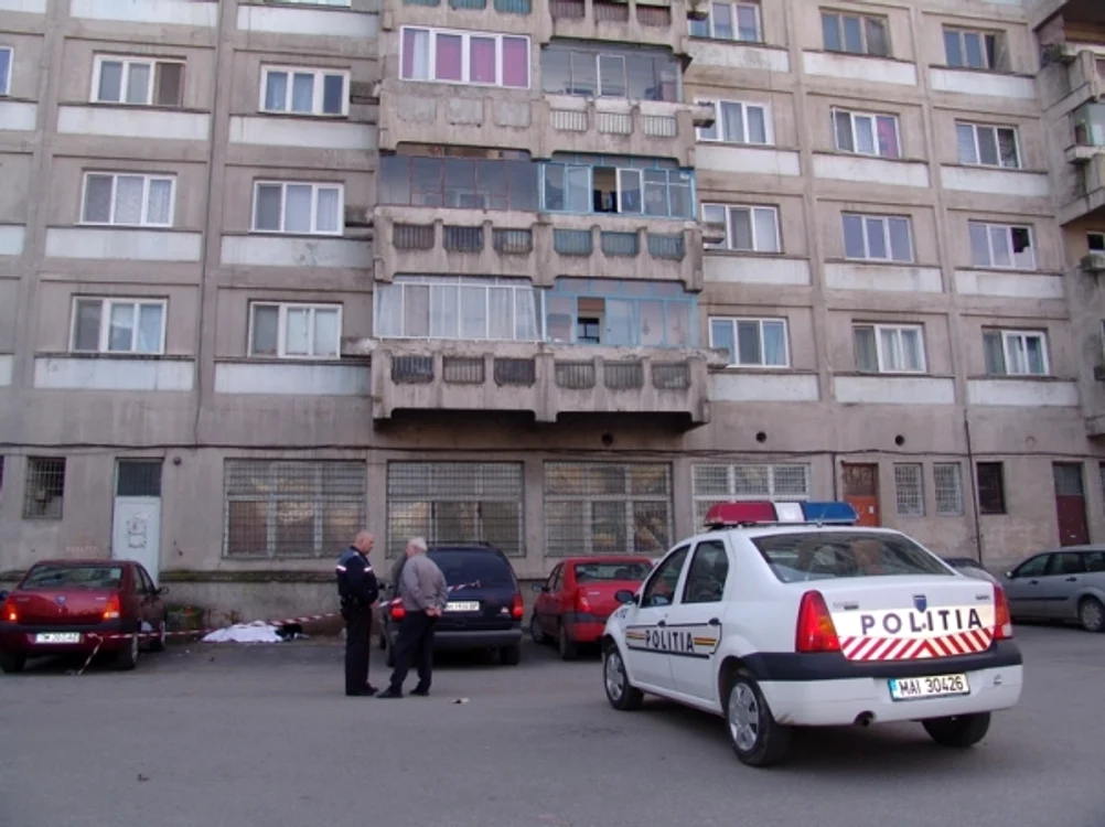 
    Cadrele medicale de la SMURD sosite la faţa locului nu au putut face nimic pentru a-i salva viaţa  