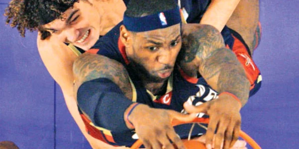 LeBron James (albastru) este vedeta formaţiei Cleveland Cavaliers  