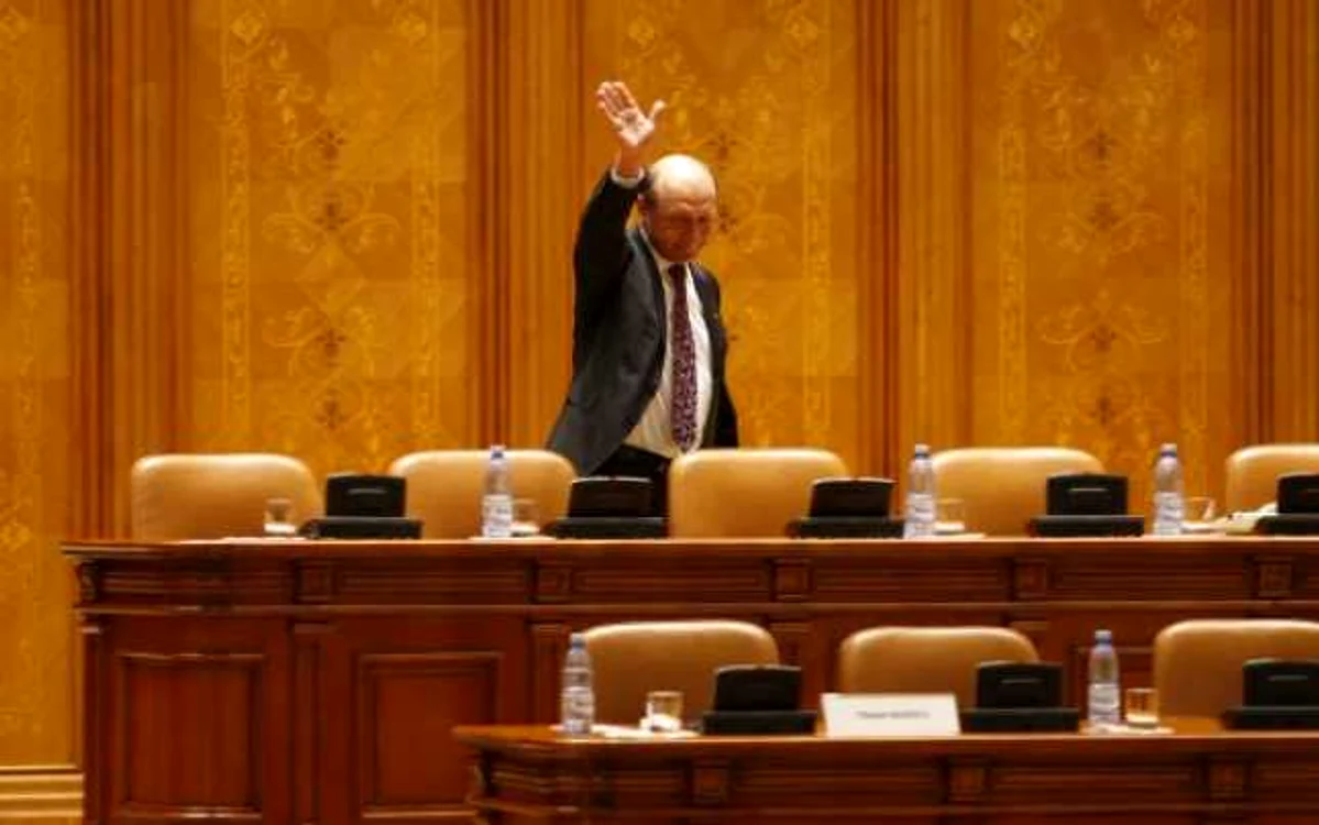 Vineri, 6 iulie 2012. Preşedintele Traian Băsescu părăseşte parlamentul, după ce deputaţii şi senatorii au votat suspendarea sa şi au convocat referendumul de demitere