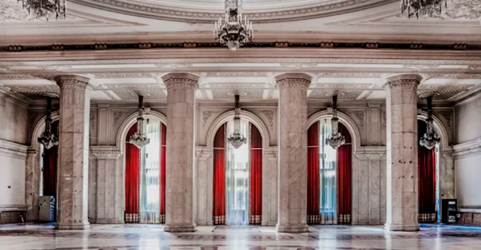 Curățarea perdelelor din Palatul Parlamentului, o acțiune complicată