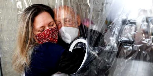Perdeaua de îmbrăţişare alternativă la distanţarea socială în Sao Paulo Brazilia FOTO EPA-EFE / Sebastiao Moreira