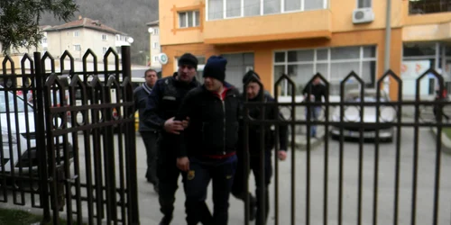 Poliţist de frontieră adus la DIICOT pentru audieri în cazul traficanţilor de droguri de la Moldova Nouă