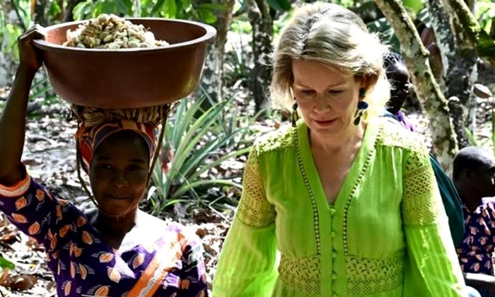 Regina Mathilde intr o plantatie de cacao din Coasta de Fildes   Casa Regala belgiana (1) jpg