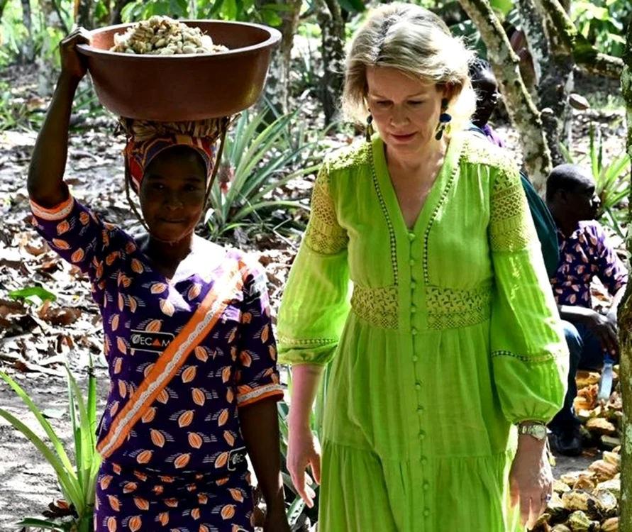Regina Mathilde intr o plantatie de cacao din Coasta de Fildes   Casa Regala belgiana (1) jpg