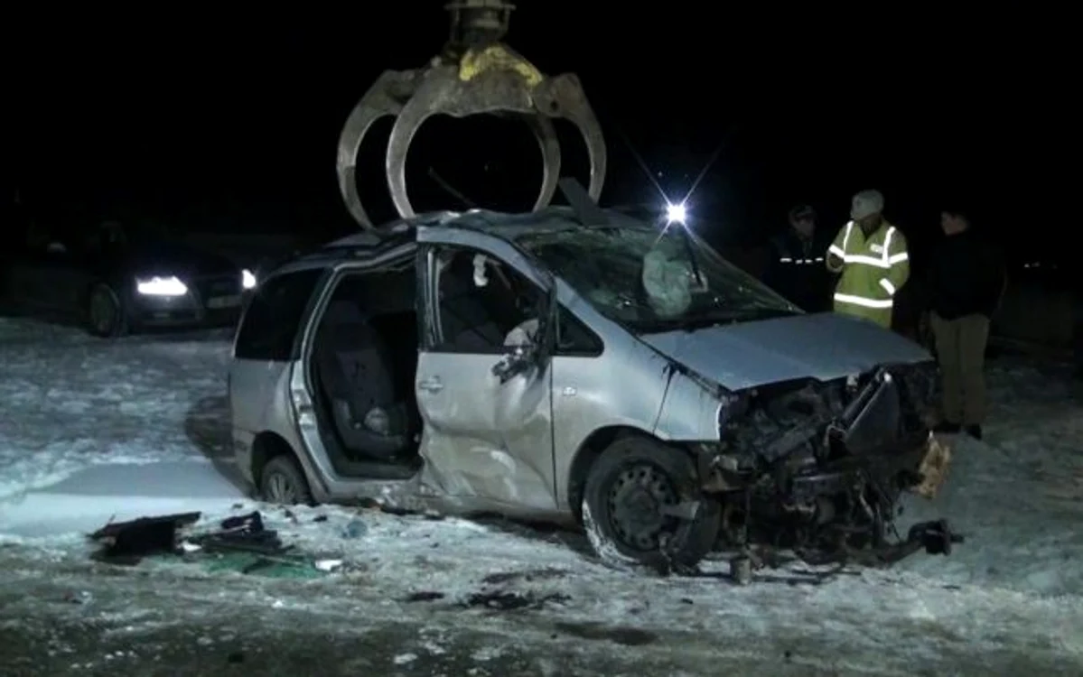 
    Impactul a fost atât de puternic încât stâlpul s-a rupt în două şi a căzut peste autoturismFOTO: Dănuţ Zuzeac/ adevarul.ro  