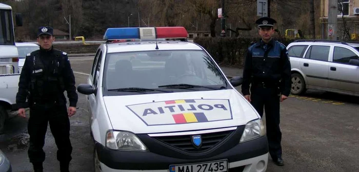 Poliţiştii fac cercetări pentru stabilirea identităţii cadavrului