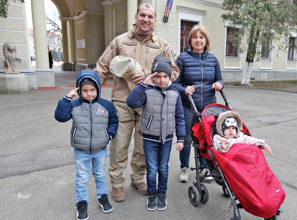 
    Adrian Soldatu  şi-a lăsat acasă  soţia şi pe cei  trei copii  Fotografii: Sever Gheorghe    
