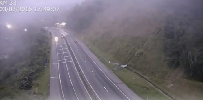 
    O cisternă a explodat pe o autostradă din Brazilia chiar în timp ce se deplasaFoto captură/Youtube  