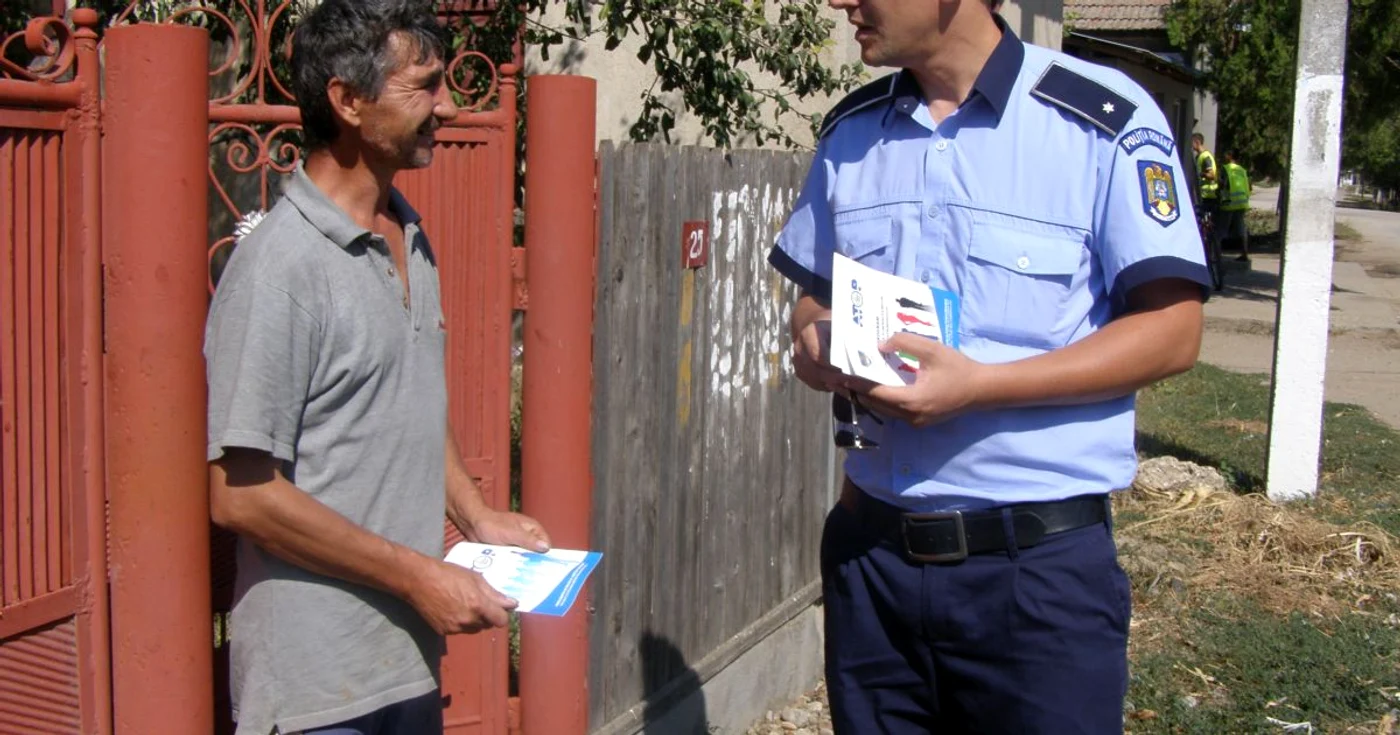 poliţiştii au împărţit pliante informative