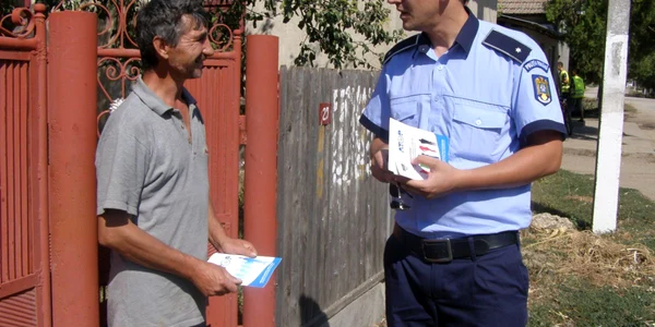 poliţiştii au împărţit pliante informative