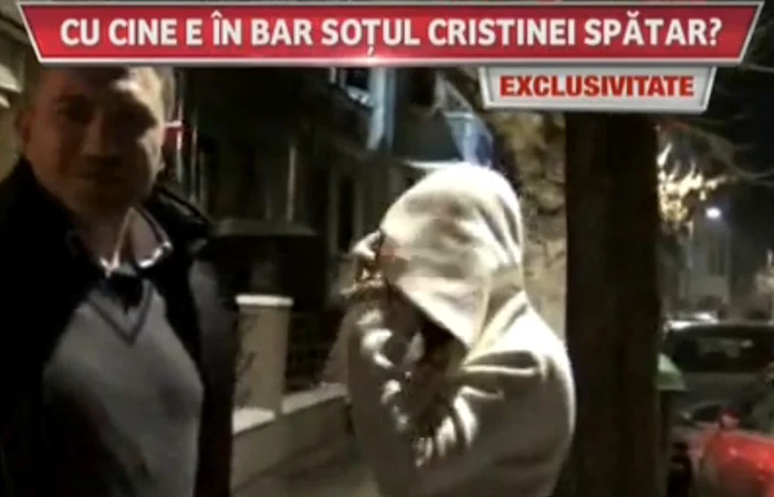 
    Alin Ionescu și bruneta sexy au râs mult și s-au simțit foarte bine în timpul cinei din restaurantcaptură: Kanal D  