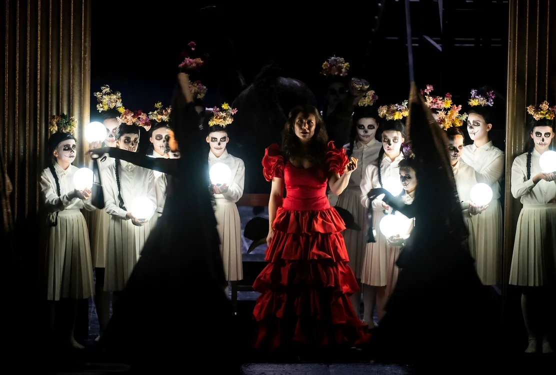 Scenă din „Carmen”. În centru, Aigul Akhmetshina. Foto Bettina Stöß