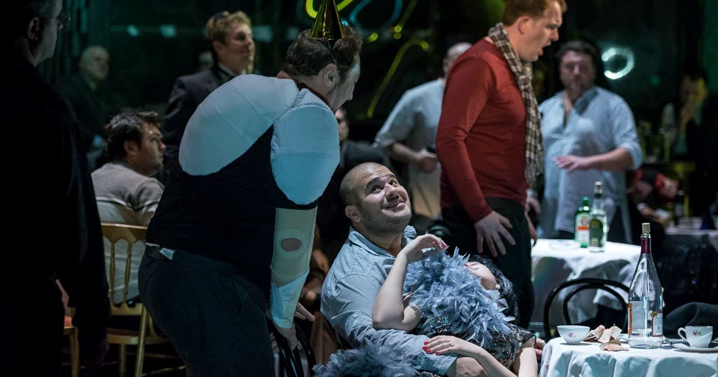 „Rigoletto“ arată, în montarea lui Stephen Barlow,  o lume amestecată, cu o acţiune plasată, în Chicago, în 1929. Imagine din repetiţiile de la Opera Naţională Bucureşti                             FOTO: Gin Photo