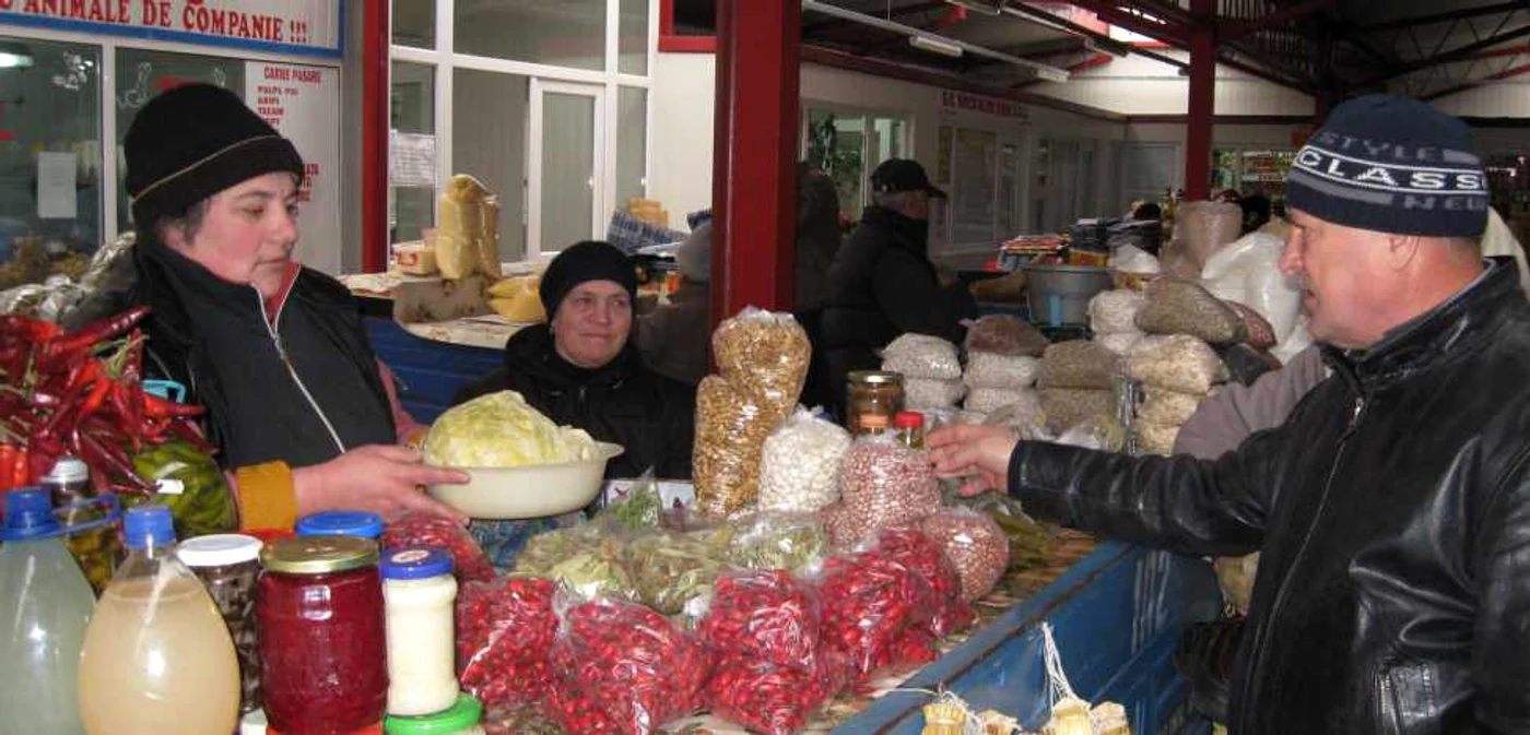 Adriana Munteanu (stânga), o vânzătoare din comuna Măgura, vinde cu 5 lei kilogramul de varză murată
