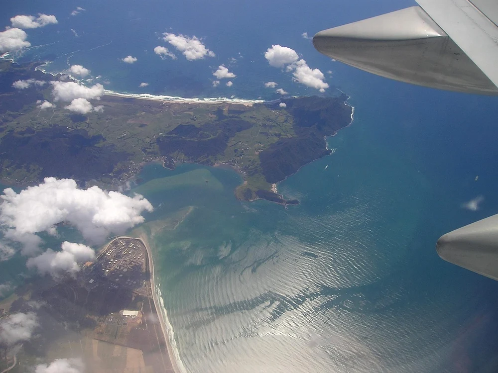 Avioanele urmeaza cele mai scurte trasee posibile pe suprafața unei sfere. Foto: Pixabay