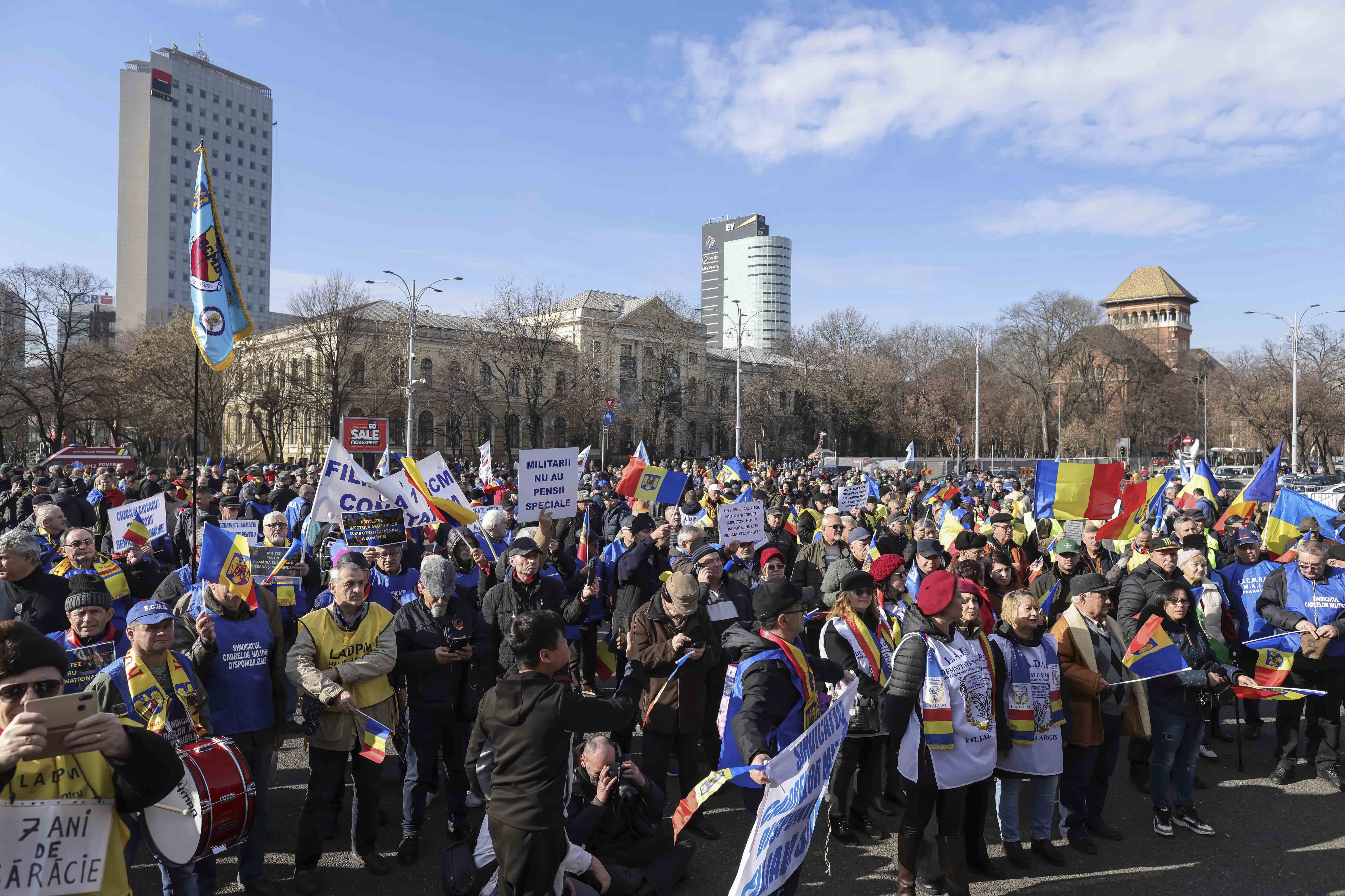 Mai multe sindicate protesteaza in Piata Victoriei din Bucuresti Foto Inquam Photos Sabin Cirstoveanu (2) jpg