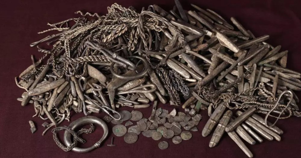 Comoară vikingă de 18,5 kilograme de argint, descoperită în Danemarca. Un bărbat își amenaja terasa când a găsit tezaurul vechi de 1.100 de ani