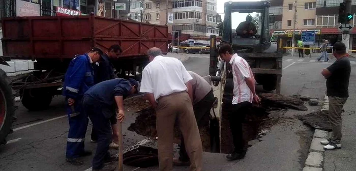 Până la rezolvarea avariei, circulaţia maşinilor prin centrul Romanului a fost deviată FOTO Adevărul