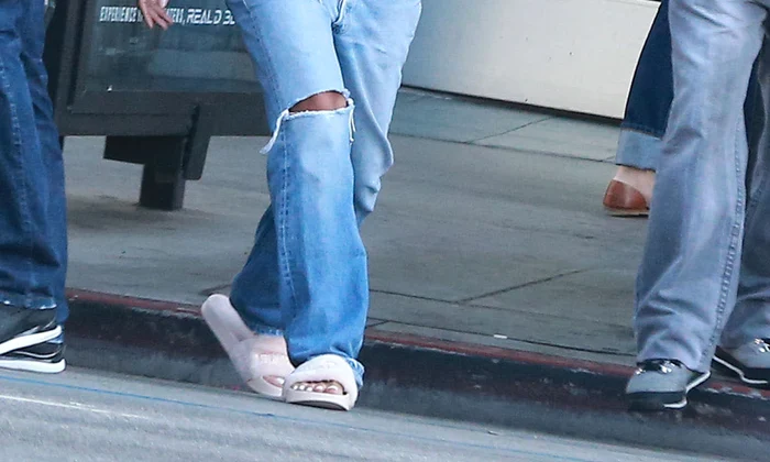 Exclusive Rihanna Shopping For CD's In West Hollywood jpeg