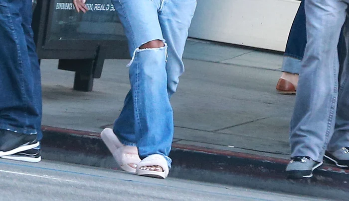 Exclusive Rihanna Shopping For CD's In West Hollywood jpeg