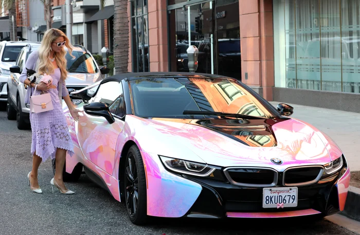 
    Cea mai răsfățată  cățelușă din lume stă în  brațele lui Paris Hilton  