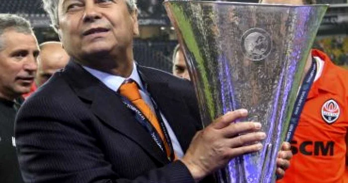 Mircea Lucescu și trofeul câștigat cu Șahtior Donețk