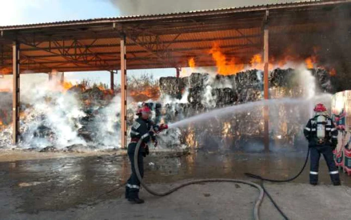Focul s-a extins rapid din cauza materialelor inflamabile. FOTOISU Braşov.