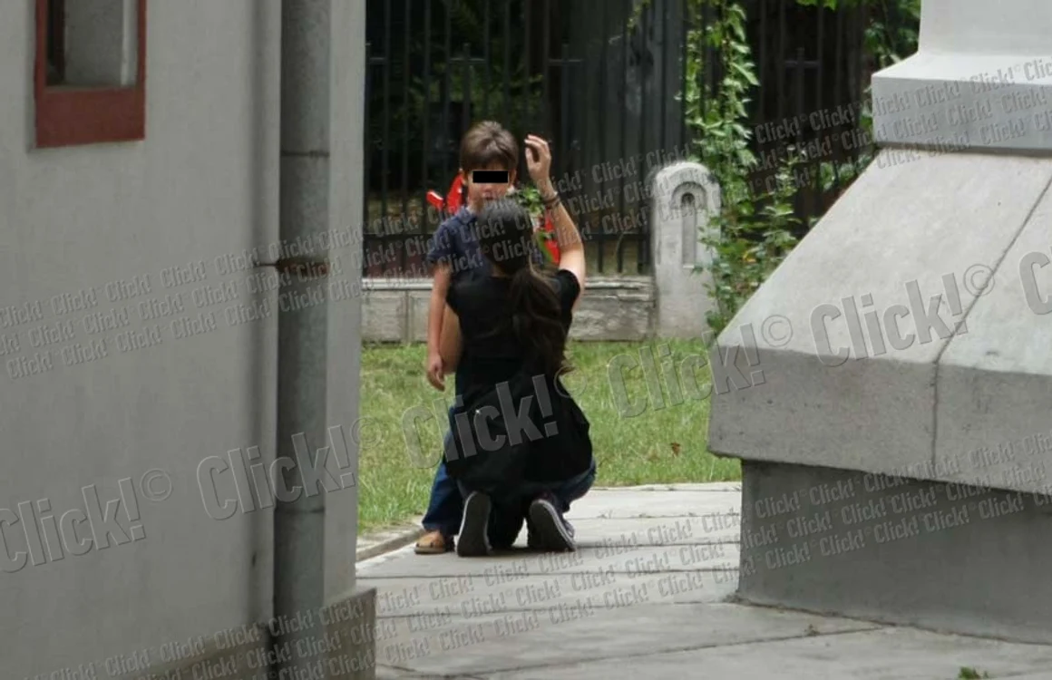 Frăţiorul copilului ucis de câini a venit la biserică împreună cu mama şi mătuşa lui
