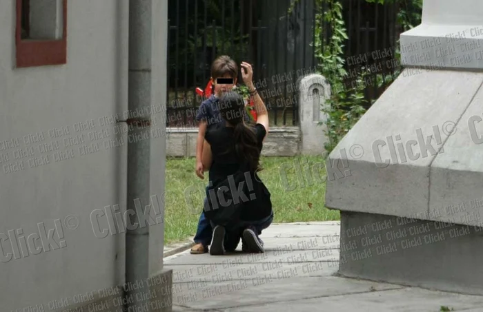 Frăţiorul copilului ucis de câini a venit la biserică împreună cu mama şi mătuşa lui