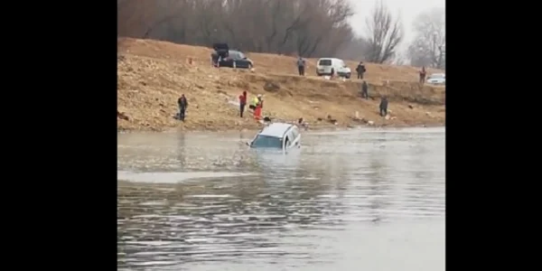 Masina plutind pe canal la Cernavoda