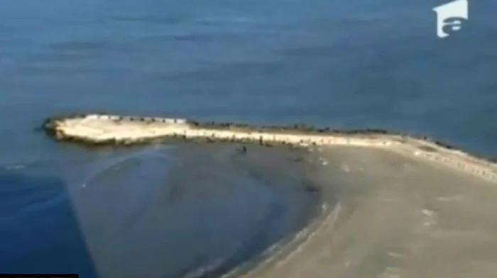 Localnicii sunt mulţumiţi că marea s-a retras. Aşa pot încăpea pe plajă mai mulţi turişti vara viitoare.