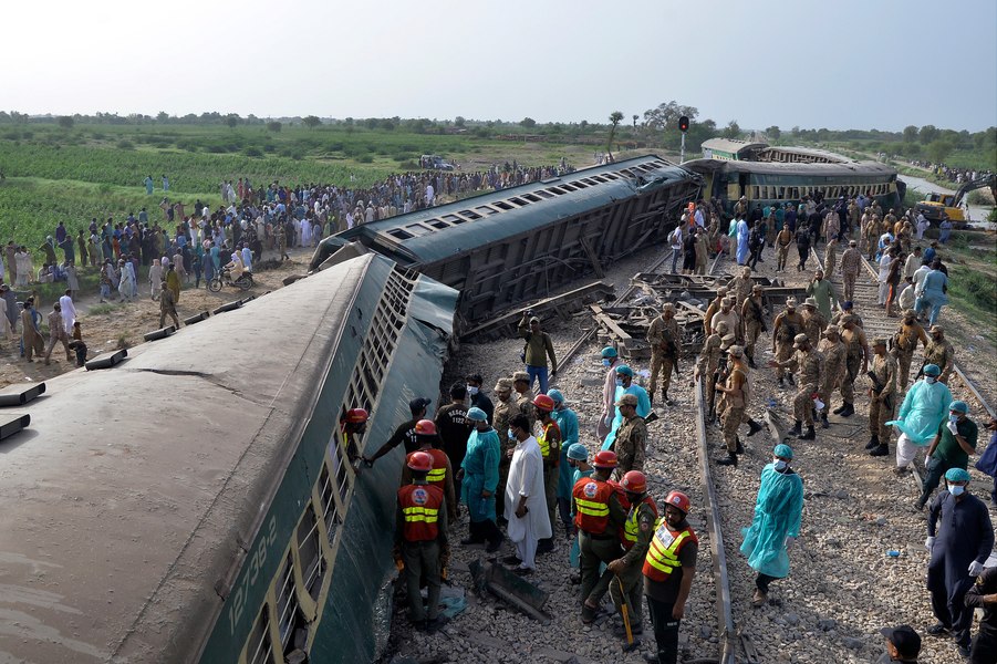 22 de oameni au murit într-un accident feroviar în Pakistan VIDEO