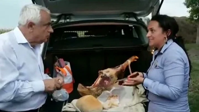 Petre Daea mănâncă jambon din portbagaj - oct 2017 / SURSA FOTO romaniatv_net