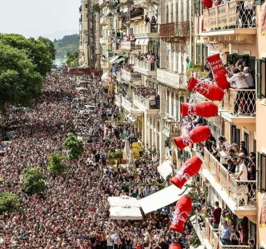 Corfu, spectacol unic în lume: mii de vase de lut aruncate de la balcoane, într-un zgomot asurzitor, sub privirile turiștilor din întreaga lume