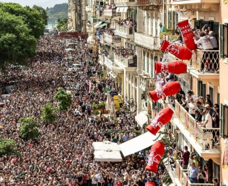 Corfu, spectacol unic în lume: mii de vase de lut aruncate de la balcoane, într-un zgomot asurzitor, sub privirile turiștilor din întreaga lume