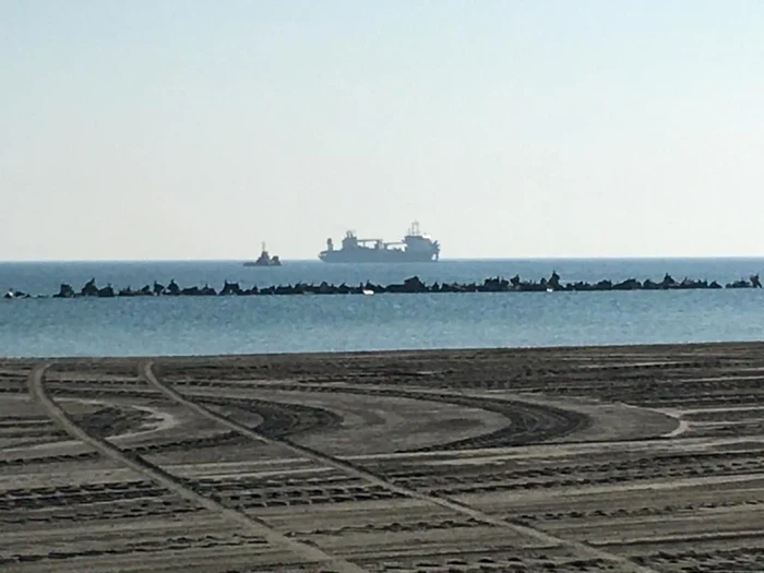 Nava care draghează nisip în zona Mamaia FOTO: Apele Române