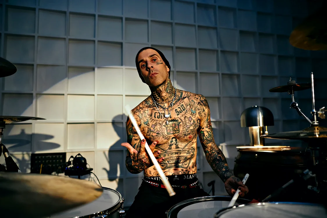 Travis Barker a fost transportat de urgență la spital 