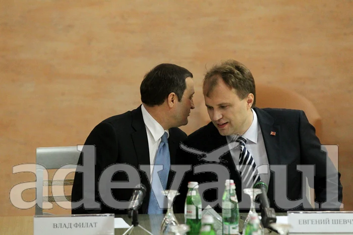 Vlad Filat şi Evgheni Şevciuc dau asigurări că locuitorii de pe ambele maluri ale Nistrului vor circula liber în perioada sărbătorilor de Paşti FOTO Adevărul