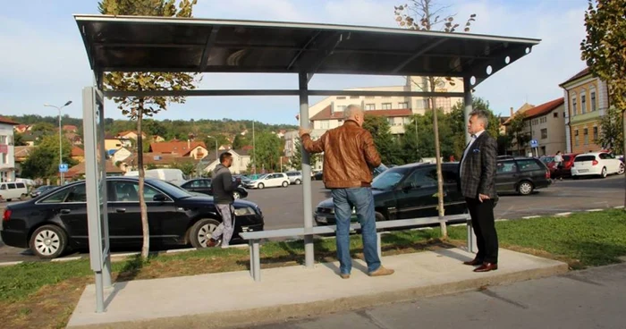 Staţiile au fost prevăzute cu copertine FOTO Primăria Zalău