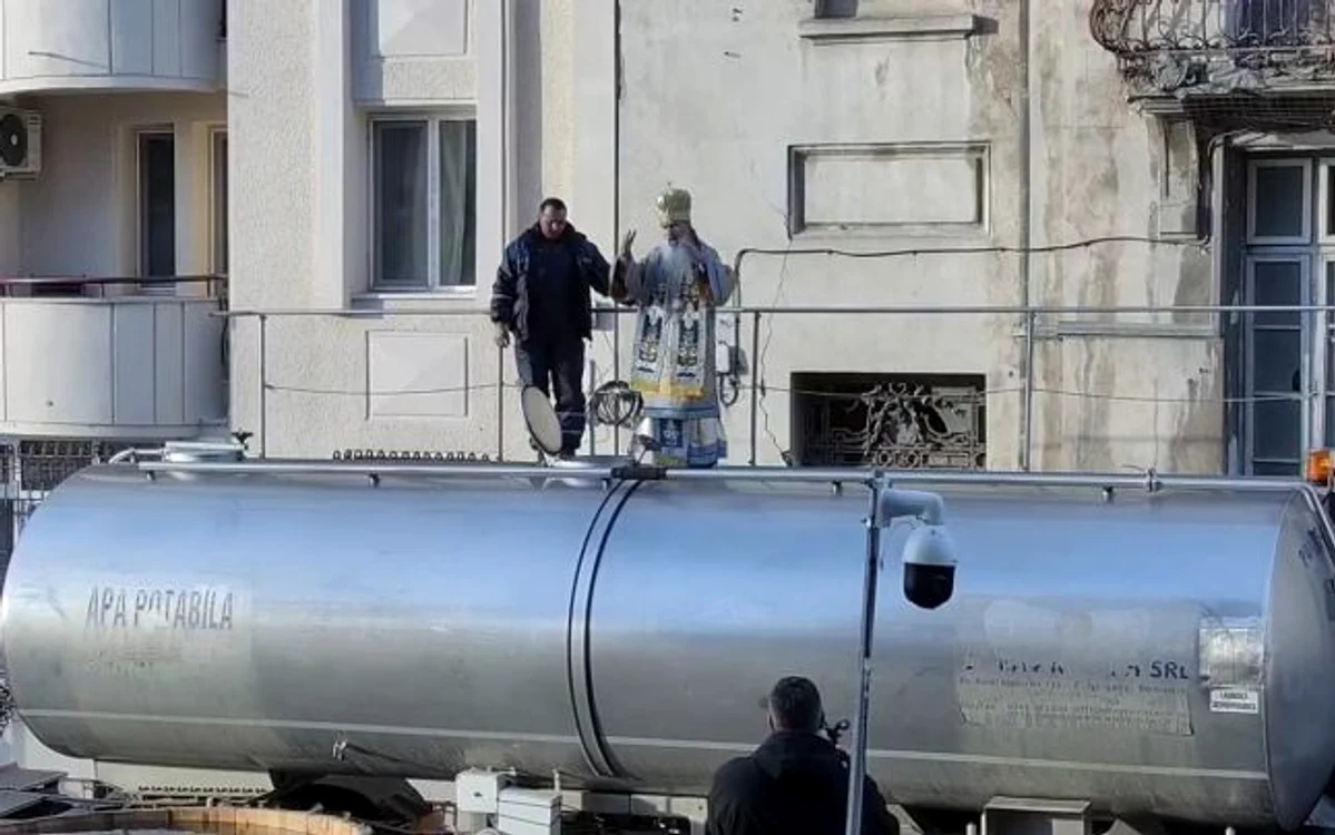 ÎPS Teodosie s-a urcat pe cisternă pentru a sfinți apa Foto: adevarul.ro