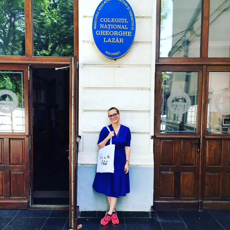 Andreea Esca s-a pozat în fața fostului ei liceu